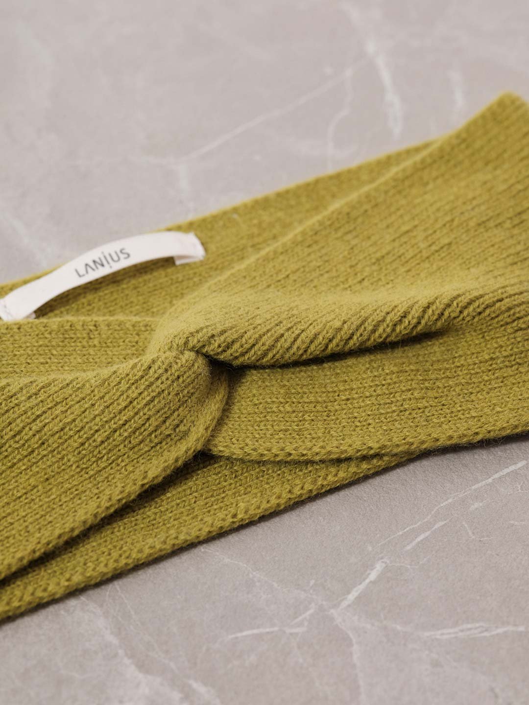 Lanius-Stirnband--Golden-Olive