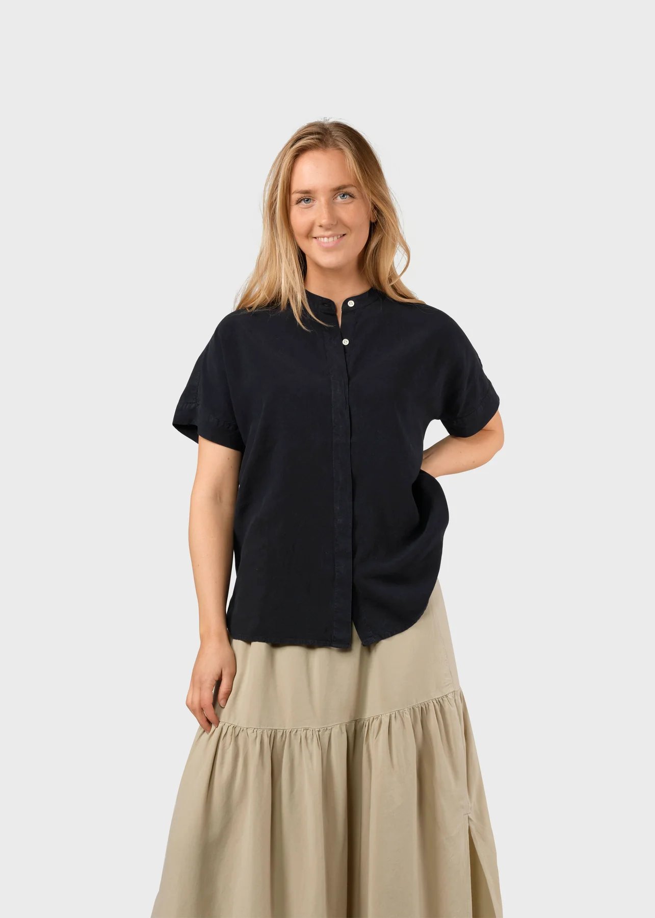 Klitmöller Collective Kurzarm-Bluse Li Aus Tencel Navy Klitmöller-Collective-Kurzarm-Bluse-Li-Aus-Tencel-Navy