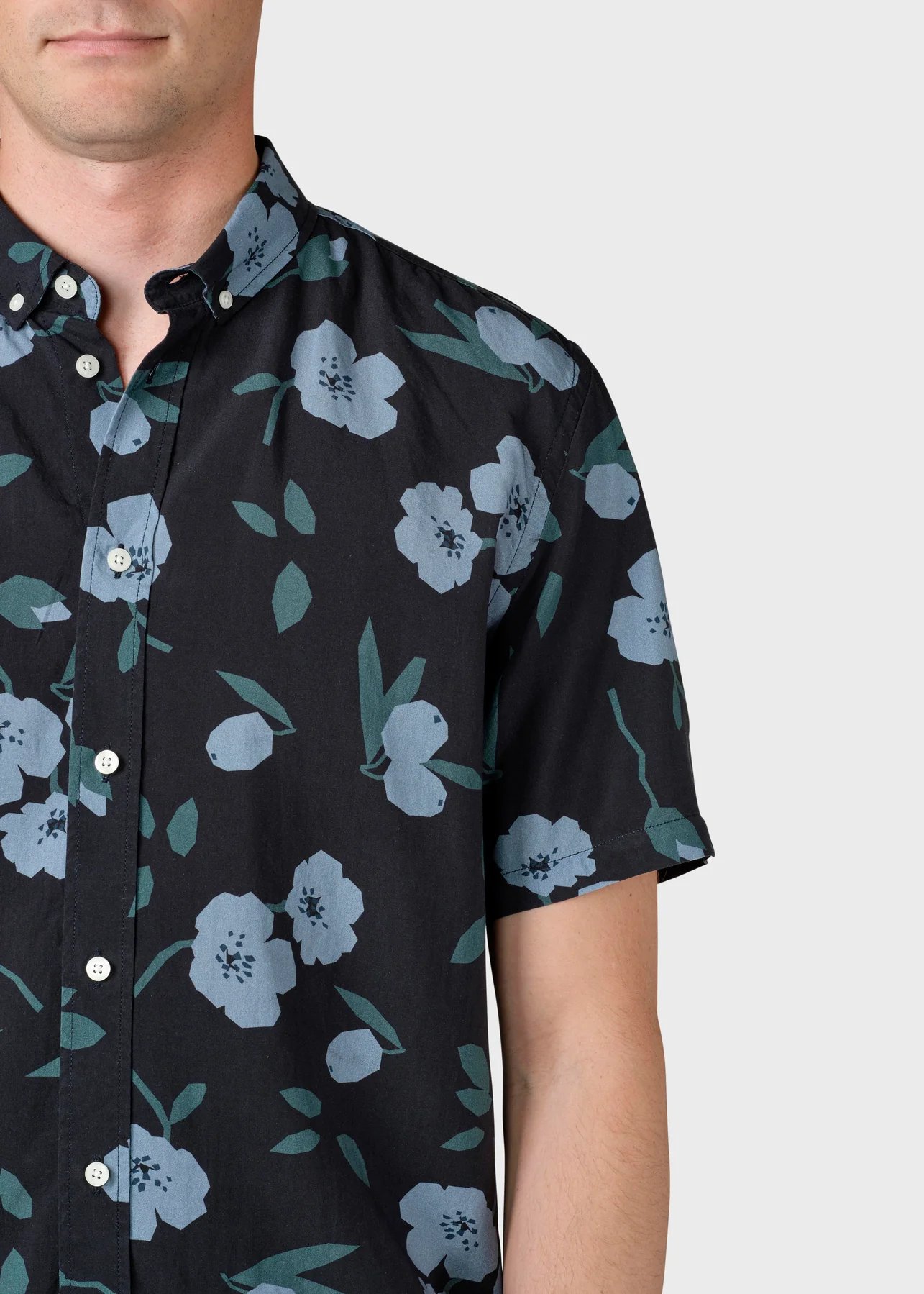 Klitmöller Collective Kurzarm Quentin Aus Tencel Black Bottom/Moss Green/Sky Blue Flowers Klitmöller Collective Kurzarm Quentin Aus Tencel Black Bottom/Moss Green/Sky Blue Flowers
