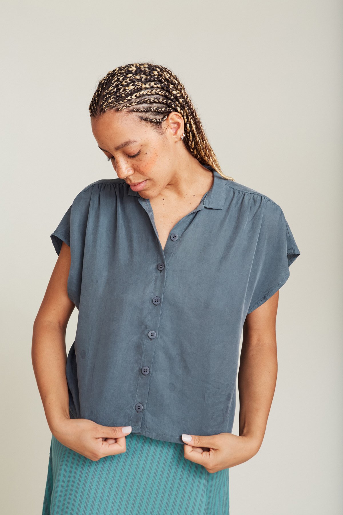 Suite 13 Bluse Sur Dusty Green Suite-13-Bluse-Sur-Dusty-Green