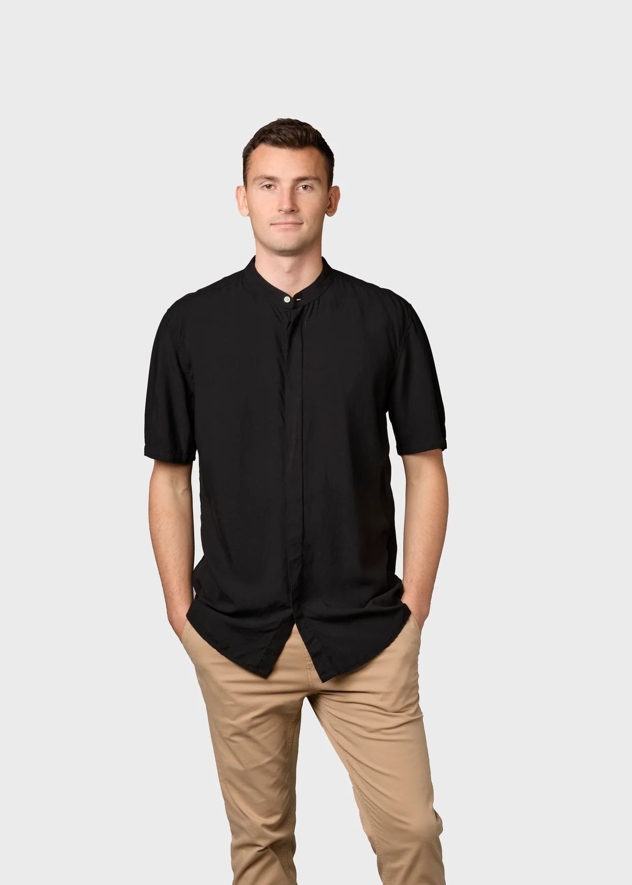 Klitmöller Collective Kurzarm-Hemd Max Aus Tencel Black Klitmöller-Collective-Kurzarm-Hemd-Max-Aus-Tencel-Black