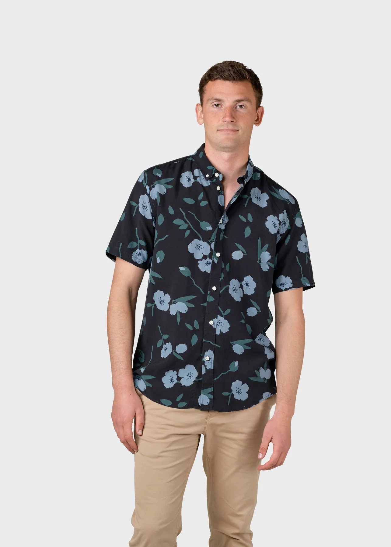 Klitmöller Collective Kurzarm Quentin Aus Tencel Black Bottom/Moss Green/Sky Blue Flowers Klitmöller Collective Kurzarm Quentin Aus Tencel Black Bottom/Moss Green/Sky Blue Flowers