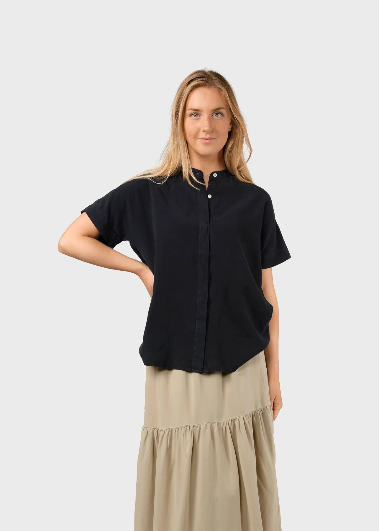 Klitmöller Collective Kurzarm-Bluse Li Aus Tencel Navy Klitmöller-Collective-Kurzarm-Bluse-Li-Aus-Tencel-Navy