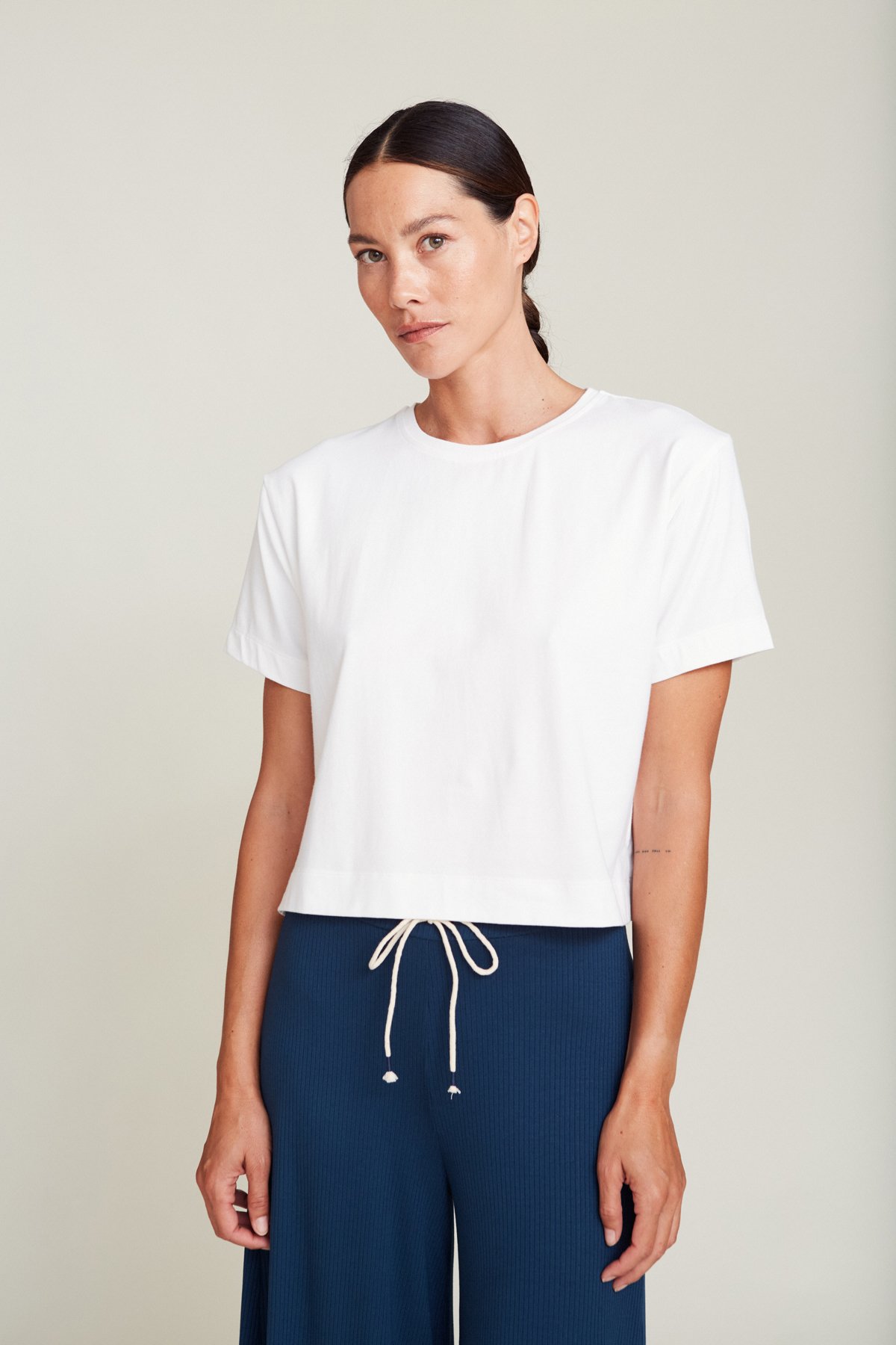 Suite-13-Top-Isquia-White