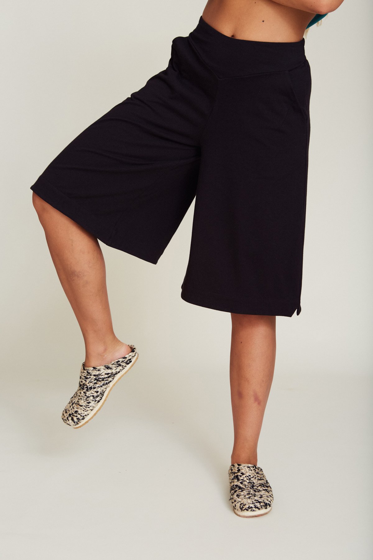 Suite-13-Bermuda-Isabela-Black