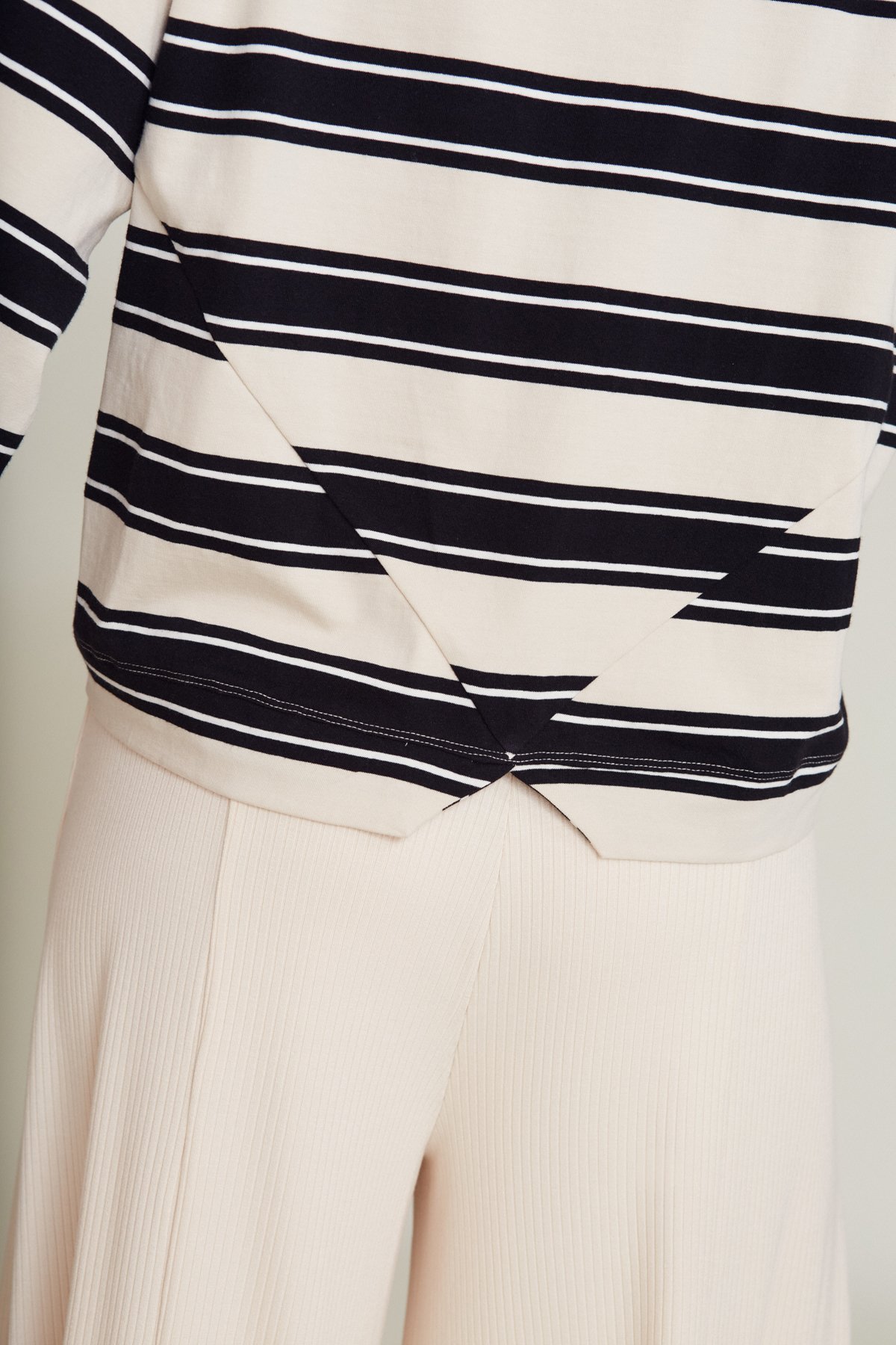 Suite-13-Top-Caimari-Stripes-Black-Stripes